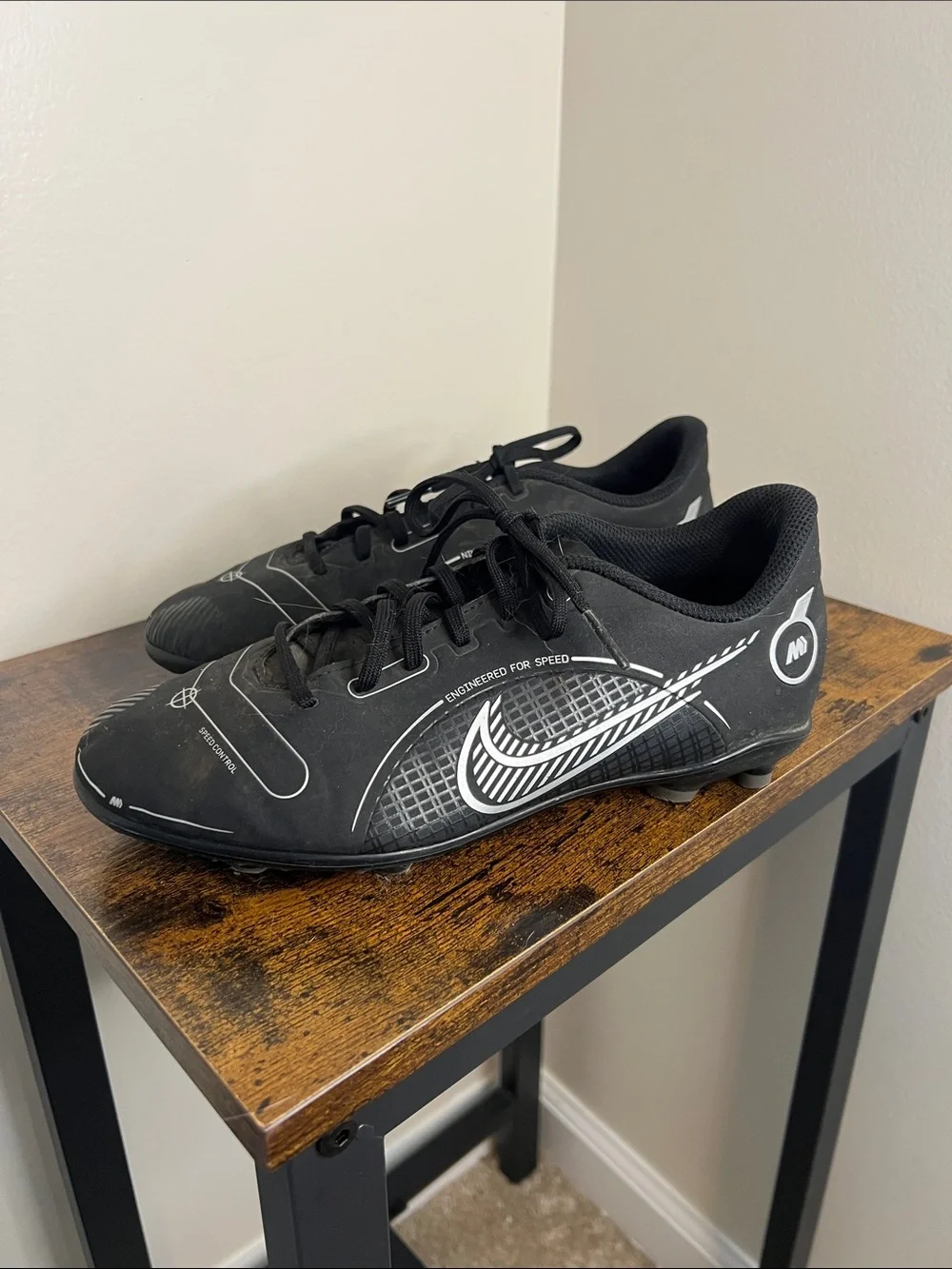 Nike sleek black